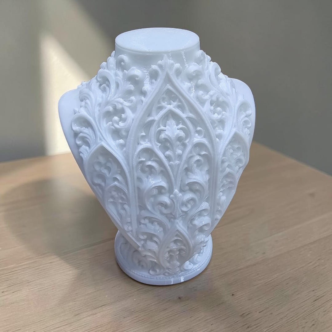 EXPOSITOR BUSTO ARABESCO - 20CM X 15CM X 9CM - 3D PETG - UND