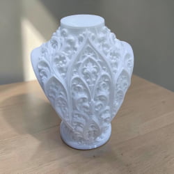 EXPOSITOR BUSTO ARABESCO - 20CM X 15CM X 9CM - 3D PETG - UND