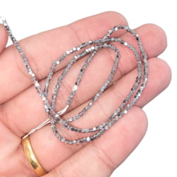 Fio de Hematita Prateada Cubo Facetado para Montagem - 1,5mm - UND Fio de Hematita Prateada Cubo Facetado para Montagem - 1,5mm - UND