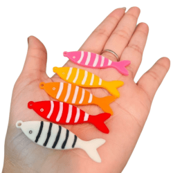 PINGENTE ACRILICO PEIXE - FAIXA - 49,7MM X 12,6MM - UND