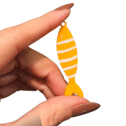 PINGENTE ACRILICO PEIXE - FAIXA - 49,7MM X 12,6MM - UND