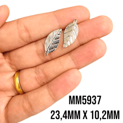 PINGENTE FOLHA - MM5937 - 23,4MM X 10,2MM - C/2