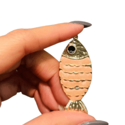 PINGENTE PEIXE BARRIGUDINHO ESMALTADO - 47MM X 21MM - UND